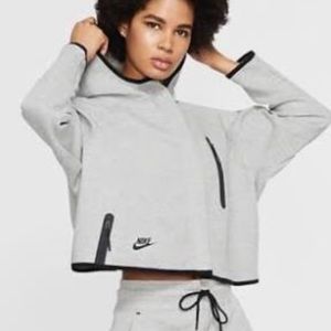 Nike Women’s Sportswear Tech Fleece Cape